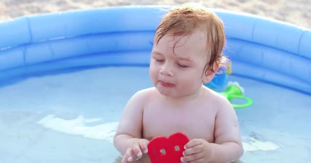 Baby jongen met de letter B — Stockvideo