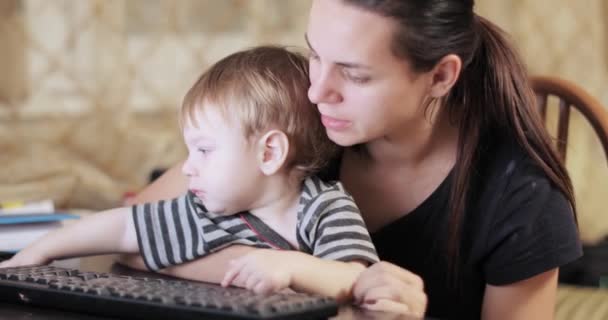 Baby jongen drukt op de toetsen — Stockvideo