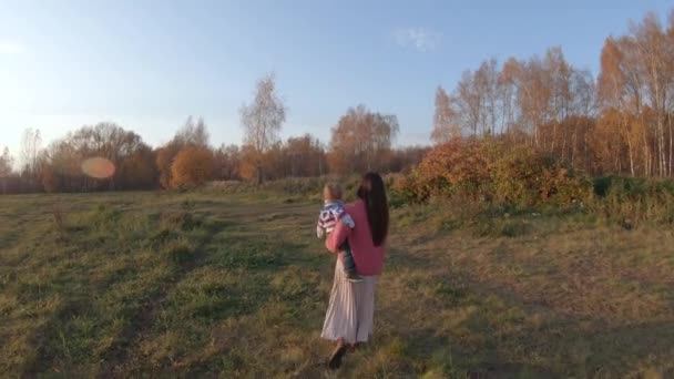 Menino infantil nos braços das mães — Vídeo de Stock