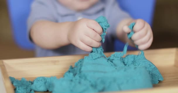 Niño juega artificial azul — Vídeos de Stock