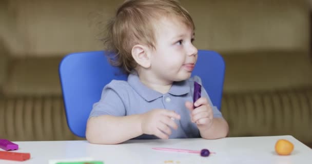 Мама ругает ребенка за то, что он ест — стоковое видео