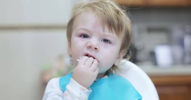 Boy eats lard and rusks — ストック動画