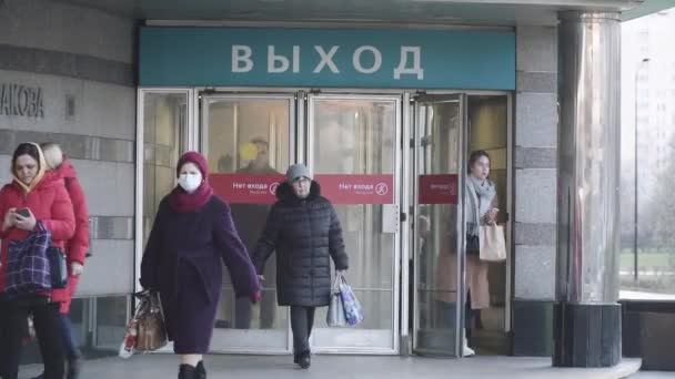Uscita dalla stazione della metropolitana Gorchakova — Video Stock