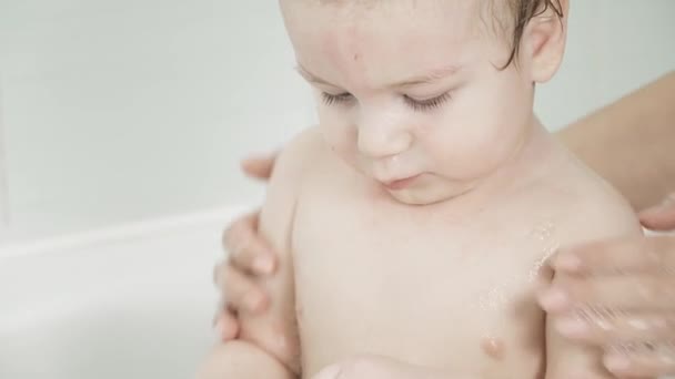 Bébé garçon dans le bain lavé — Video