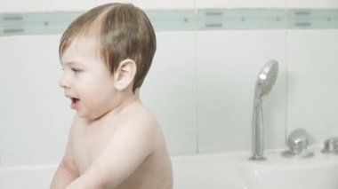 Bebeğim banyoda içki içiyor.