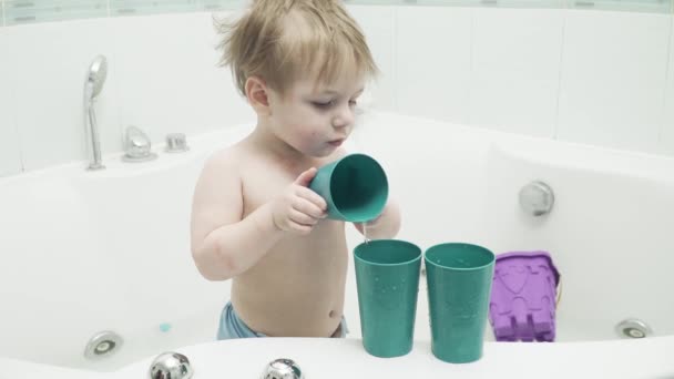 Baby boy in the bathroom pours — Stock Video