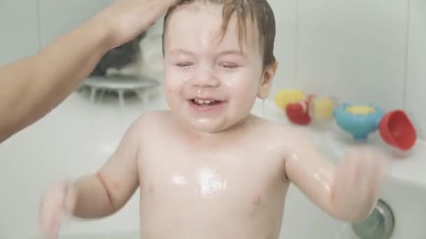 Baby boy in the bathroom pour — Stock video