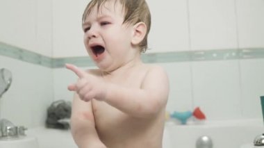 Banyodaki çocuk ağlıyor.