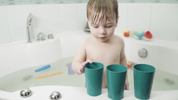Bebé niño en el baño bebidas — Vídeo de stock