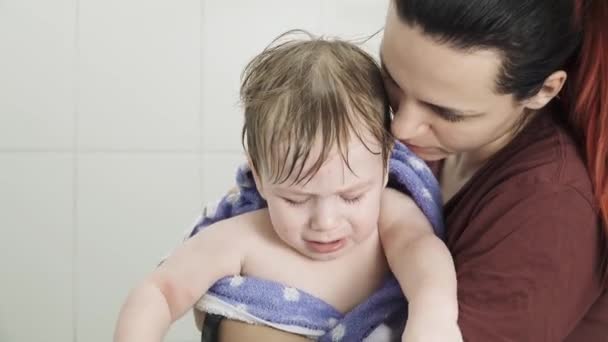 Mamá envuelve a su hijo con una toalla — Vídeos de Stock