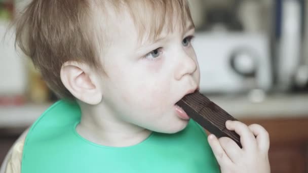 Menino come hematógeno — Vídeo de Stock