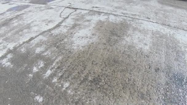 旧的破烂不堪的混凝土道路 — 图库视频影像