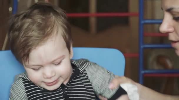 Mamma torkar en baby snor — Stockvideo