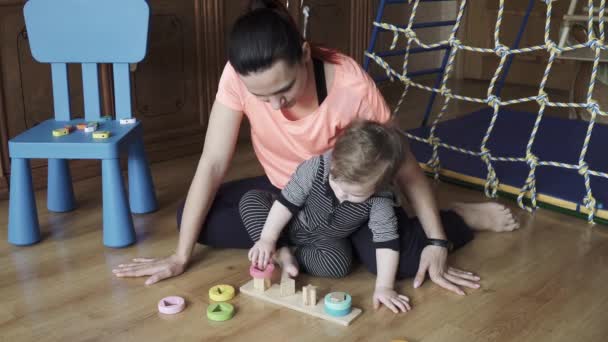 Mãe com uma criança coleta — Vídeo de Stock