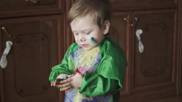 Niño bailando con pintura — Vídeo de stock