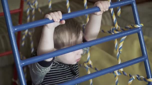 Le garçon se gare dans les escaliers — Video