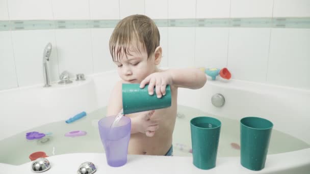 Bebé niño en el baño bebidas — Vídeo de stock