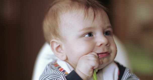 Baby boy eating avocado — Stock Video