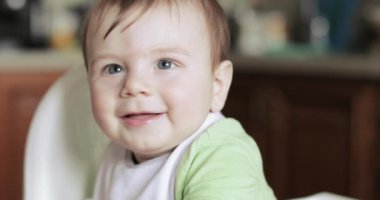Bir çocuk sandalyede bebek çocuk