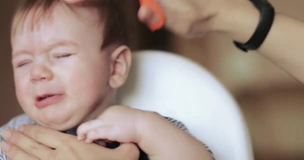 Baby jongen knippen haar thuis — Stockvideo
