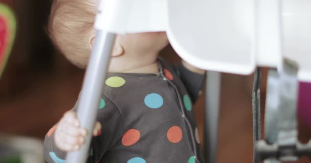 Bebé niño aprende a pararse — Vídeo de stock