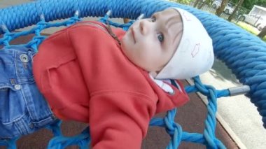 Bir salıncakta erkek çocuk binmek