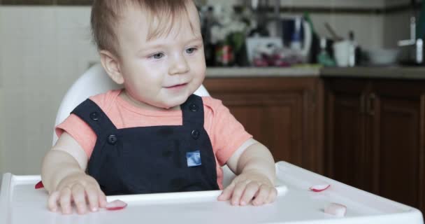 Junge Kind isst Radieschen — Stockvideo