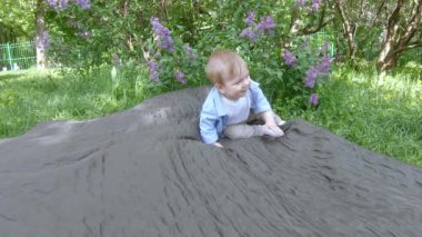 erkek bebek battaniye üzerinde