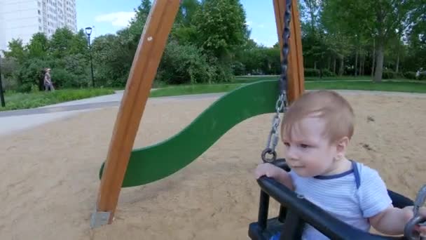 Bir salıncak üzerinde erkek bebek — Stok video