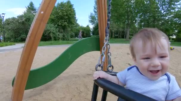Bir salıncak üzerinde erkek bebek — Stok video