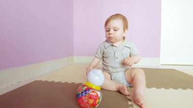 Oyuncak bebek taşıyan çocuk.