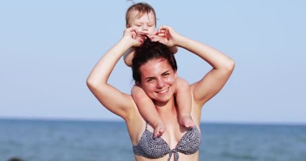 Baby boy on mom s shoulders — Stock Video