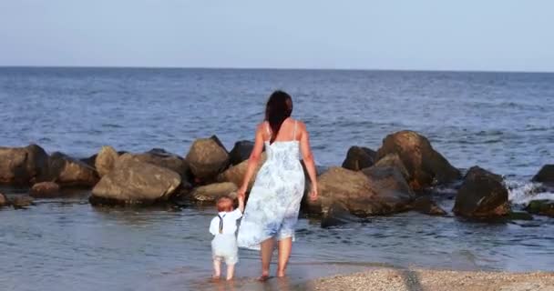 Gyerekfiú anyu járni — Stock videók