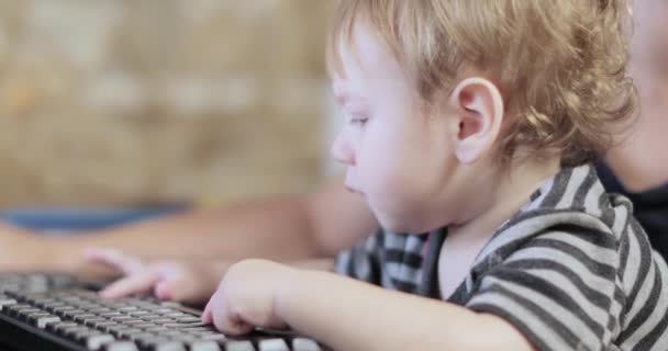 Menino infantil pressiona as teclas — Vídeo de Stock