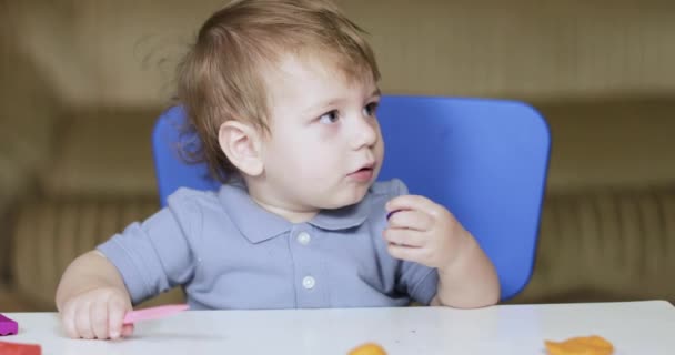 Dítě hrající si s plasticinem barevné — Stock video