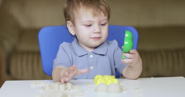Mom teaches her child — Stock Video