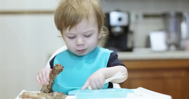 Menino bebê comendo costela de porco — Vídeo de Stock