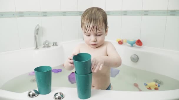 Малыш в ванной пьет — стоковое видео