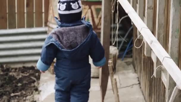 Niño en la cabaña — Vídeos de Stock