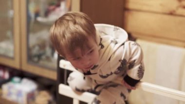 Bebeğim çizgi film izliyor.