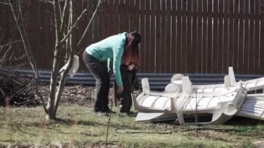 Oğluyla yürüyen anne.