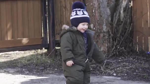 Mama met de zoon lopen. — Stockvideo