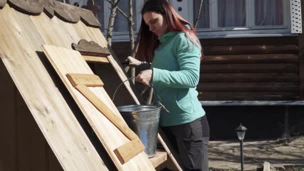 Chica levanta el agua de un pozo — Vídeo de stock