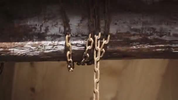 나무로 우물을 파는 모습 — 비디오