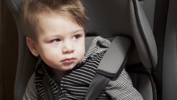 Kinderzitje in auto en stout — Stockvideo