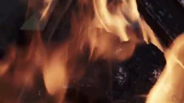 Kömürlerin üzerinde yanan ateş