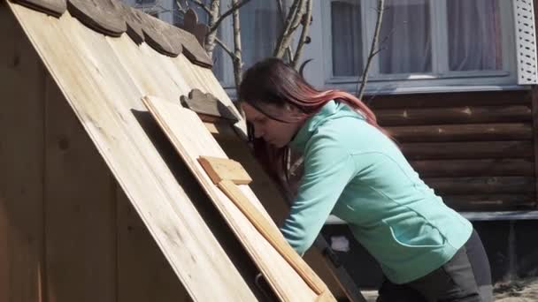 Girl raises water from a well — Stock Video