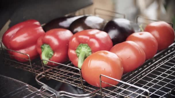 Groenten grillen op een open vuur — Stockvideo