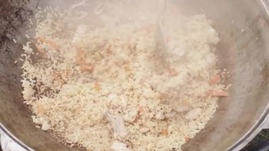 Pilaf ve et karışıyor.