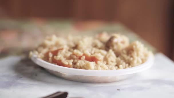 Pilaf com carne e cenouras — Vídeo de Stock